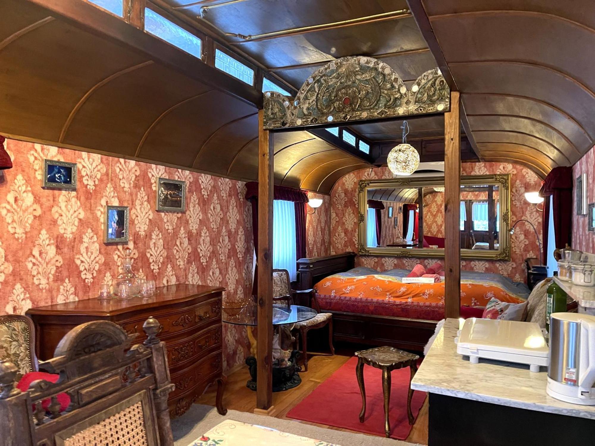Historischer Zirkuswagen Mit Terrasse Und Blick Ins Gruene Witzenhausen Buitenkant foto