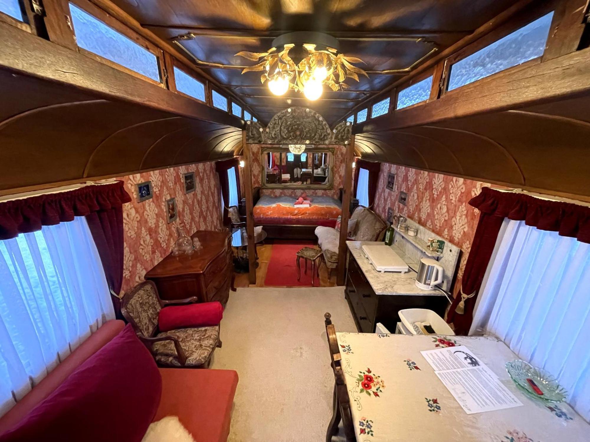 Historischer Zirkuswagen Mit Terrasse Und Blick Ins Gruene Witzenhausen Buitenkant foto